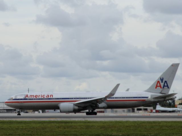 BOEING 767-300 (N381AN)