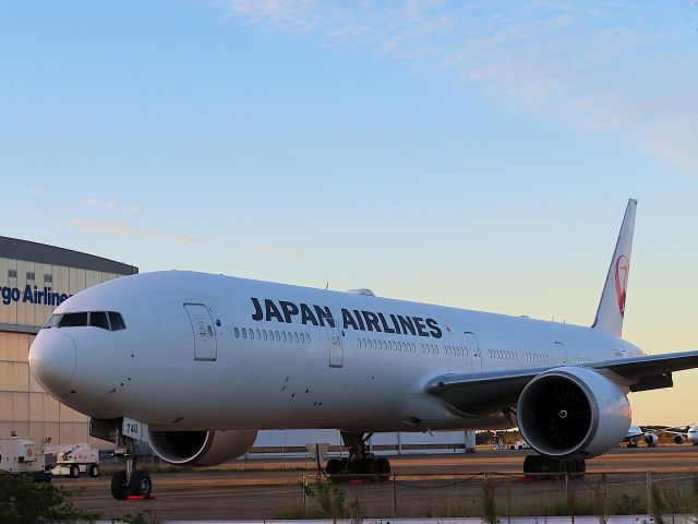 BOEING 777-300ER (JA740J) - I took this picture on Nov 04, 2020.br /This afternoon, the plane flew to Los Angeles, turned around and returned to Haneda, after which the JA740J was transferred to the Haneda route.