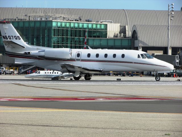 Cessna Citation V (N607QS) - Line up and wait on RWY 20R