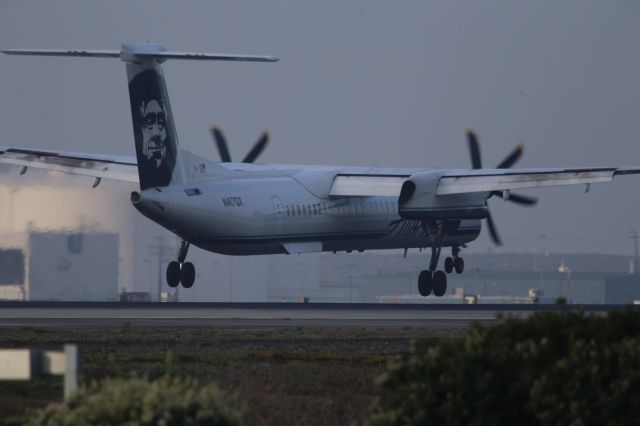 de Havilland Dash 8-400 (N417QX)