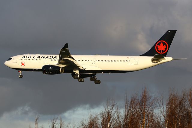 Airbus A330-300 (C-GFUR)
