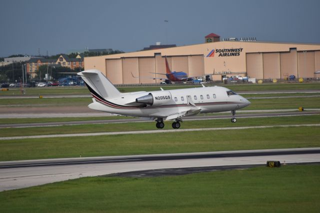 Canadair Challenger (N205QS) - 8/7/2016: Net Jets Challenger 650 landing on 12R at KHOU.