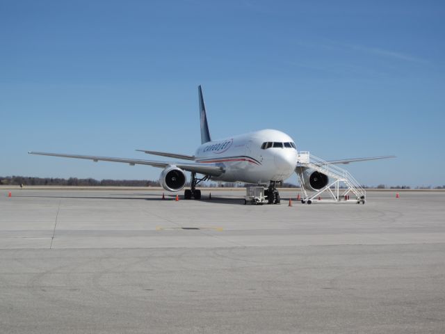 BOEING 767-200 (C-FMCJ) - Cargojet sitting in the sun