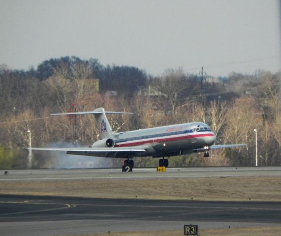 McDonnell Douglas MD-83 (N567AM)
