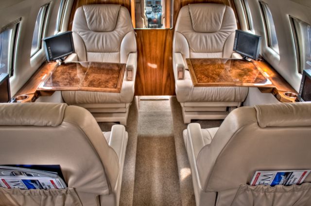 Hawker 800 (N406J)