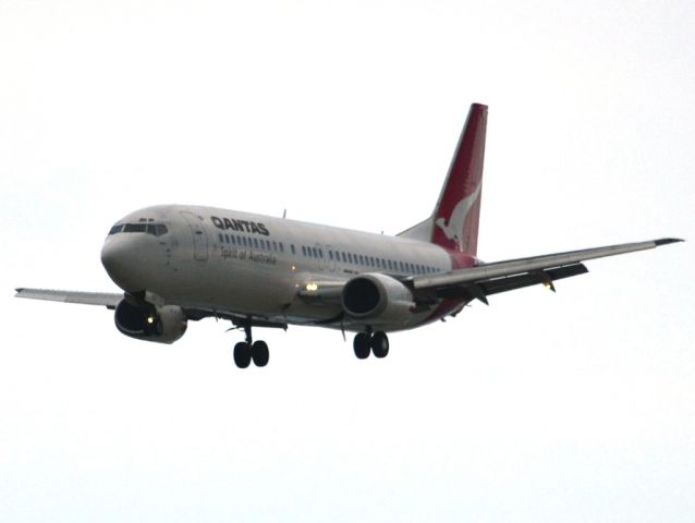 BOEING 737-400 (VH-TJJ) - On short finals for runway 05. Thursday 12th July 2012.