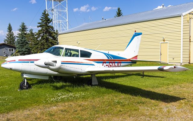 Piper PA-30 Twin Comanche (C-GOJD)