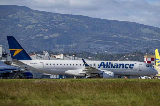 Embraer ERJ-190 (N974QQ)