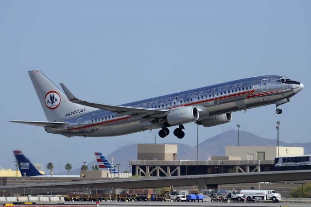 Boeing 737-800 (N951AA) - American Airlines retro Astrojet 737-823 N195AA paid a visit to Phoenix Sky Harbor on April 11, 2015.
