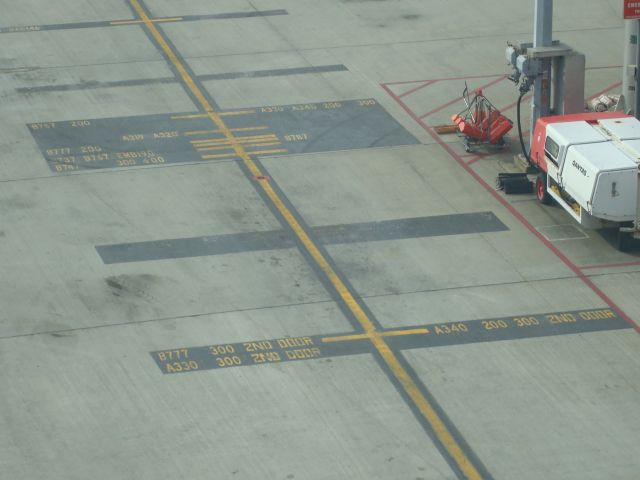 — — - PERTH AIRPORT PARKING MARKER