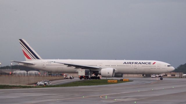 BOEING 777-300ER (F-GSQE)