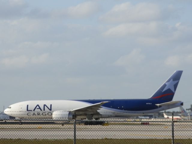 BOEING 777-200LR (N772LA)