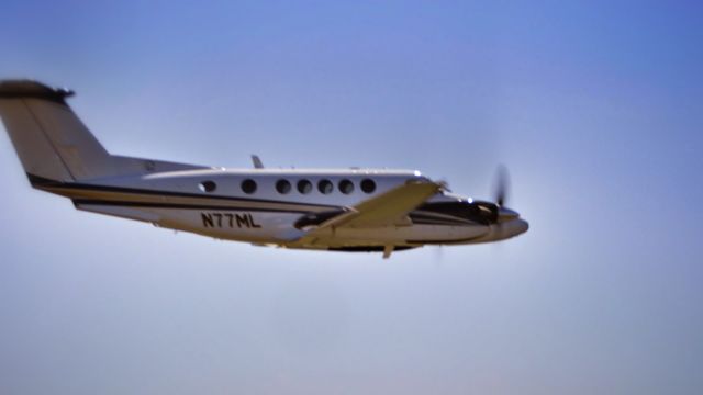 Beechcraft Super King Air 200 (N77ML)