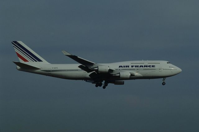 Boeing 747-400 (F-GITC) - Final Approach to Narita Intl Airport Rwy16 on 1992/01/04