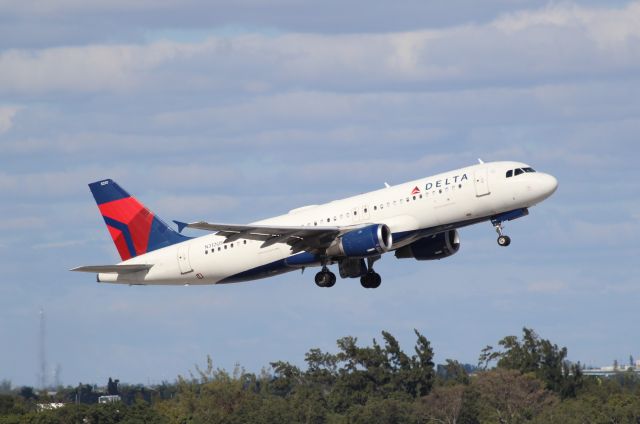 Airbus A320 (N312US) - Delta Airlines (DL) N312US A320-211 [cn152]br /Fort Lauderdale (FLL). Delta Airlines flight DL2527 departs from runway 10L to Cincinnati/Northern Kentucky International (CVG).br /Taken from Hibiscus/Terminal 1 car park roof level br /br /2018 12 25br /https://alphayankee.smugmug.com/Airlines-and-Airliners-Portfolio/Airlines/AmericasAirlines/Delta-Airlines-DL/