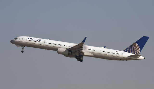 BOEING 757-300 (N57864) - Departing LAX