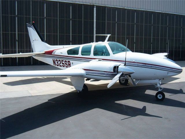 Beechcraft Baron (58) (N325SR)