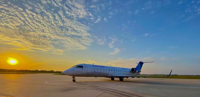 Canadair Regional Jet CRJ-200 (N916EV)