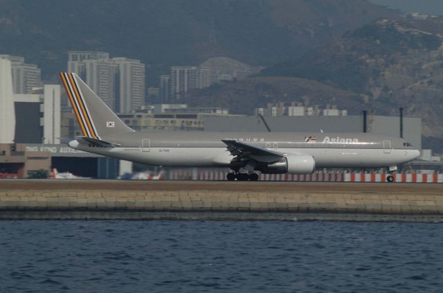 BOEING 767-300 (HL7266) - Departure at Kai-Tak Intl Airport Rwy31 on 1991/12/15