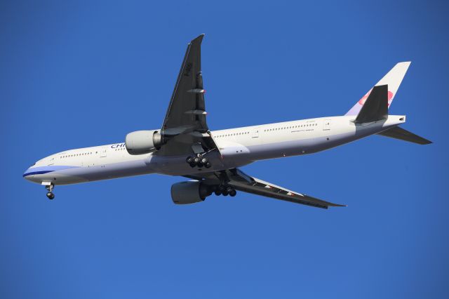 BOEING 777-300ER (B-18051)