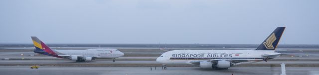 Airbus A380-800 — - 2014.12.11 Pm17.00，中国上海浦东机场，准备滑行的新加坡航空公司A380，对面相遇已经滑行的韩亚航空B747。一个当今的巨无霸，一个曾经的巨无霸！