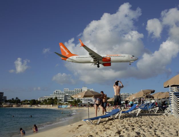 Boeing 737-800 (C-GLRN) - Boeing 737-8SH(WL) Sunwing Airlines C-GLRN for landing in sun shine city St Maarten.