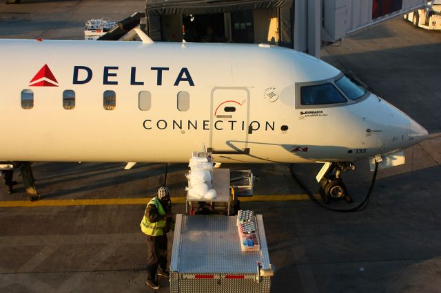 Canadair Regional Jet CRJ-900 (N135EV)