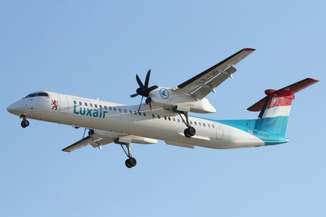 de Havilland Dash 8-400 (LX-LGG) - Approaching London City Airport.