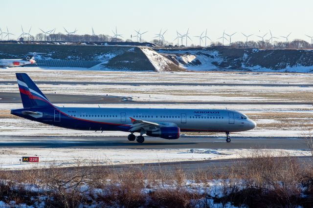 Airbus A321 (VQ-BED) - Taxie for takeoff, Januar 2011