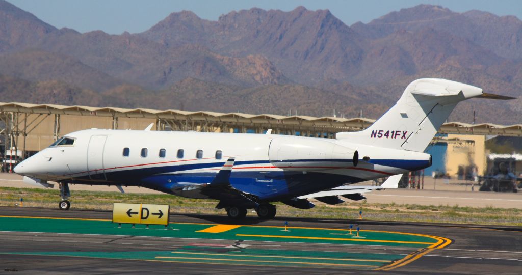 Bombardier Challenger 300 (N541FX)