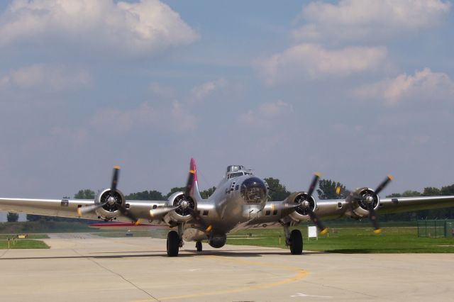 Boeing B-17 Flying Fortress — - What a Beautiful and powerful airplane