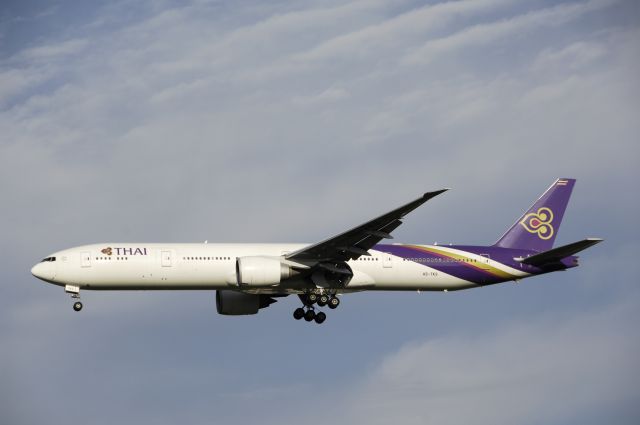 BOEING 777-300 (HS-TKS) - Final Approach to Narita Intl Airport Rnwy34L on 2012/10/13