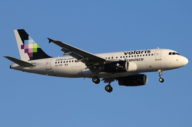 Airbus A319 (XA-VOF) - Landing.