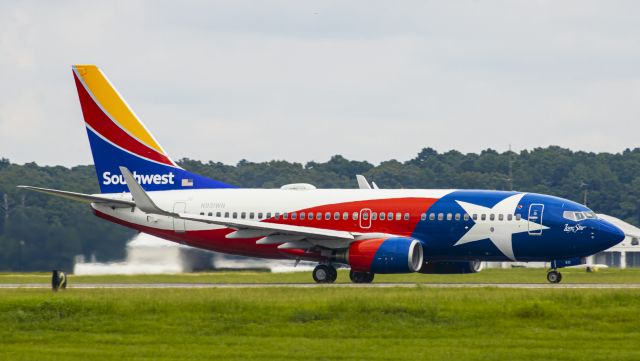 Boeing 737-700 (N931WN) - "Lone Star One" departing during a gloomy Sunday.