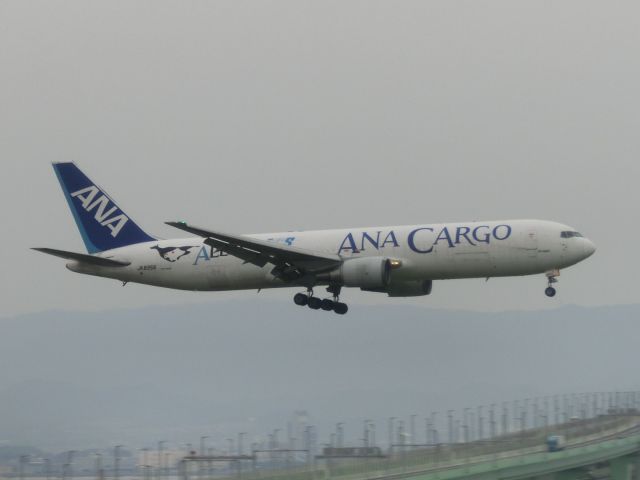 BOEING 767-300 (JA8356)