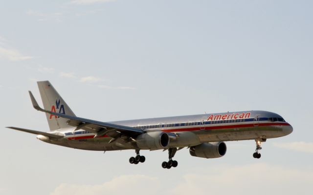 Boeing 757-200 (N656AA)