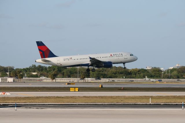 Airbus A320 (N334NW)