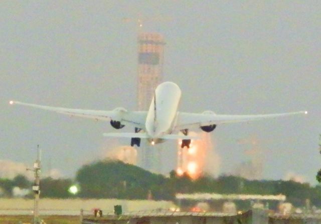 BOEING 777-200LR (A7-BFJ) - Rotating!