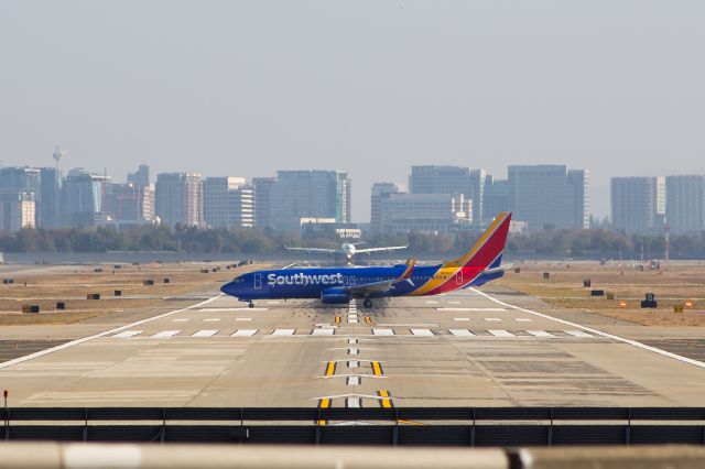 Boeing 737-800 (N8682B)