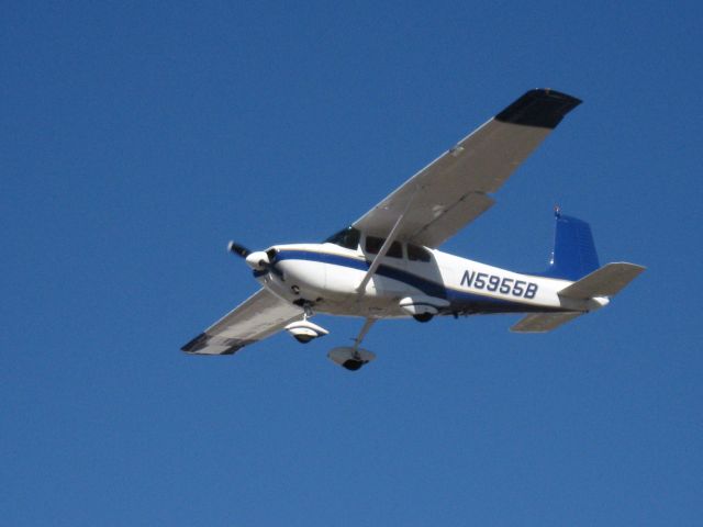 Cessna Skylane (N5955B) - Landing on RWY 24