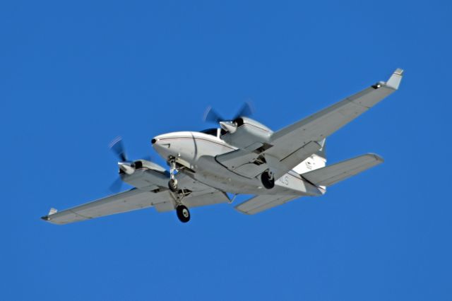 Beechcraft 55 Baron (C-GNLS) - 1974 Beechcraft Baron E55 (C-GNLS/TE-944) doing a low an over pass during its flight between Region of Waterloo Airport (CYKF) on Feb 5, 2022