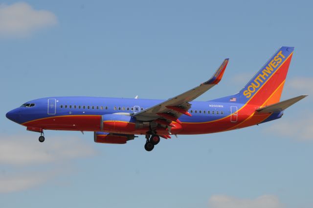 Boeing 737-700 (N200WN) - Short final for runway 33-L