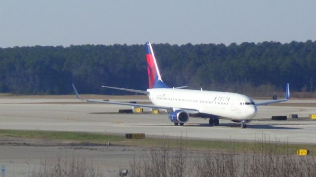 Boeing 737-900 (N827DN) - C.E. Woolman special livery aircraft for Delta taxing out to runway 23R.