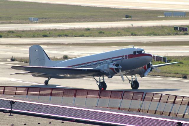 Douglas DC-3 (PH-PBA) - Auf dem Parkhaus des Hamburger Flughafens gestanden und dort nur Motoren Geräusche gehört und dann durch Zufall gesehen.