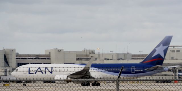 BOEING 767-300 (CC-CWY)