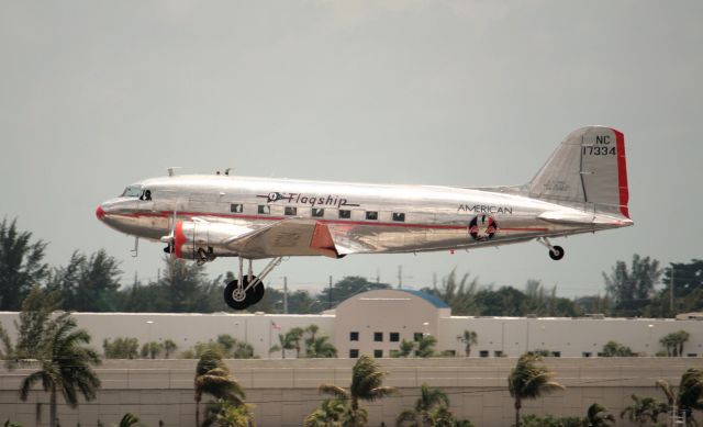 Douglas DC-3 (NAC17334) - Landing at Kmia for show for first time A380 in Miami