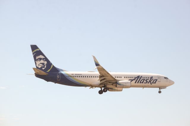 Boeing 737-800 (N556AS) - A 737-800 comes in for a landing at Lindbergh Field