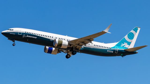 Boeing 737 MAX 9 (N6066Z) - N7379E now wearing a temp reg N6066Z with some spare parts of other maxes doing a low approach on the ILS for 28R at PDX.