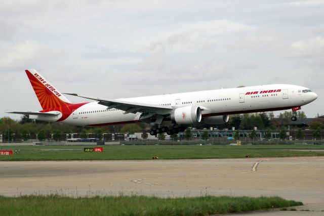 BOEING 777-300ER (VT-AEM) - On short finals for rwy 09L on 8-Apr-24 operating flight AIC111 from VIDP.