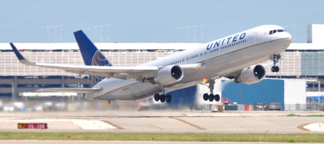 BOEING 767-300 (N666UA)